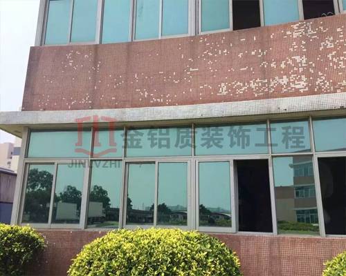 舊辦公樓特寫，在沒有鋁單板翻新前的照片真破舊